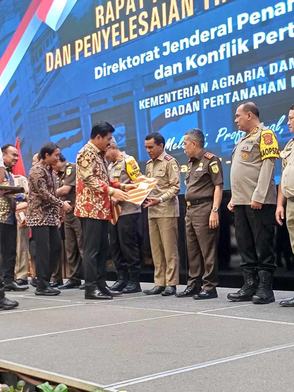 Piagam Menteri ATR/BPN RI Marsekal TNI (Purn.) Hadi Tjahjanto saat menyerahkan piagam dan pin emas kepada Tim Satgas Mafia Tanah Sulut, Rabu 8 November 2023 di Jakarta.