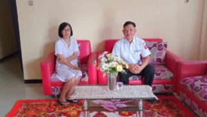 Ketua FKDM Manado, Edwin Moniaga SH MH saat menemui elemen masyarakat di Kelurahan Banjer