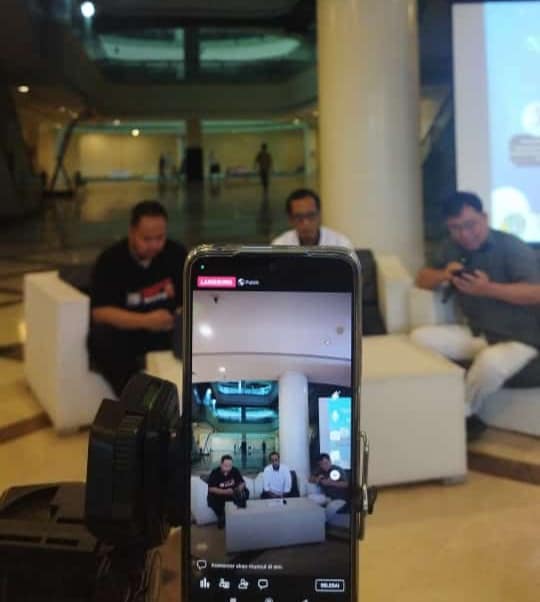 BPN DIALOG - Kepala Bidang Pengendalian dan Penanganan Sengketa Kanwil ATR/BPN Sulut, Rachmad Nugroho SH dan Koordinator Serdadu Anti Mafia Tanah Sulut, Risat Sanger saat dialog pada acara Ngabuburit Bukber dan Diskusi Bareng dengan Host; Aswin Lumintang, di Lion Hotel Manado, Rabu (2/3/2024) sore.