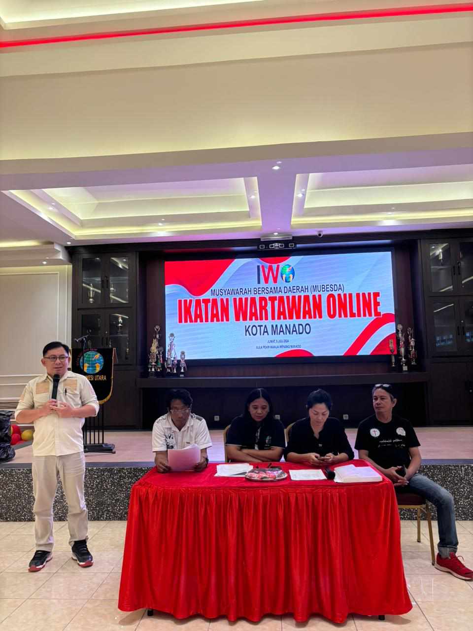 IWO Manado Ketua IWO Manado, Aswin Lumintang sedang memaparkan visi misi di Acara Mubesda IWO Kota Manado, Jumat, 5 Juli 2024