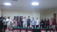 CINTA DAMAI -Relawan Cinta Damai AARS-SKADT bersama Calon Wali Kota Manado Andrei Angouw (Foto: YUSRI RDJ)