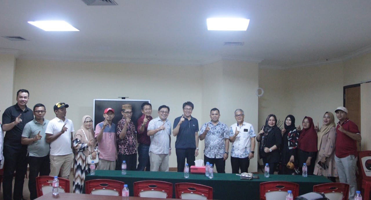 CINTA DAMAI -Relawan Cinta Damai AARS-SKADT bersama Calon Wali Kota Manado Andrei Angouw (Foto: YUSRI RDJ)