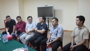 Relawan Cinta Damai AARS-SKDT bersama Calon Wali Kota Manado Petahana Andrei Angouw.(Foto: YUSRI RDJ)
