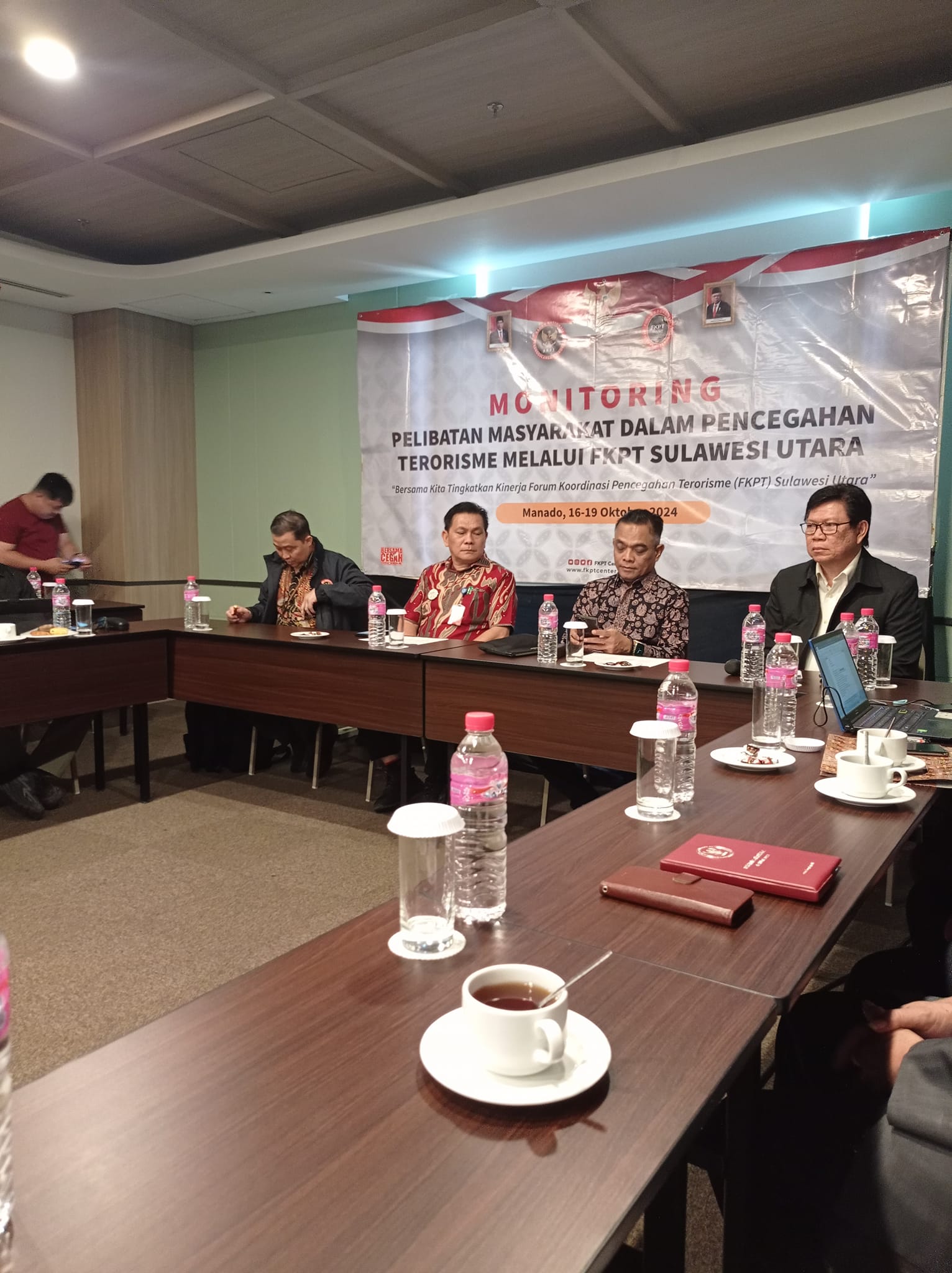 HADIR Direktur Pencegahan BNPT RI, Prof Dr Irfan Idris M.A dan Kasubdit Pemberdayaan Masyarakat BNPT RI, Kolonel (Sus) Dr Harianto, S.Pd, M.Pd, Kolonel (Sus) Dr Harianto, S.Pd, M.Pd, Pelaksana tugas (Plt) Kaban Kesbangpol Sulut, Johny Alexander Suak, M.Si, Ketua FKPT Sulut; Max Togas SH MA