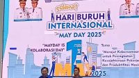Aswin Lumintang dan Max Bawotong saat melakukan orasi menyampaikan tuntutan buruh Sulawesi Utara
