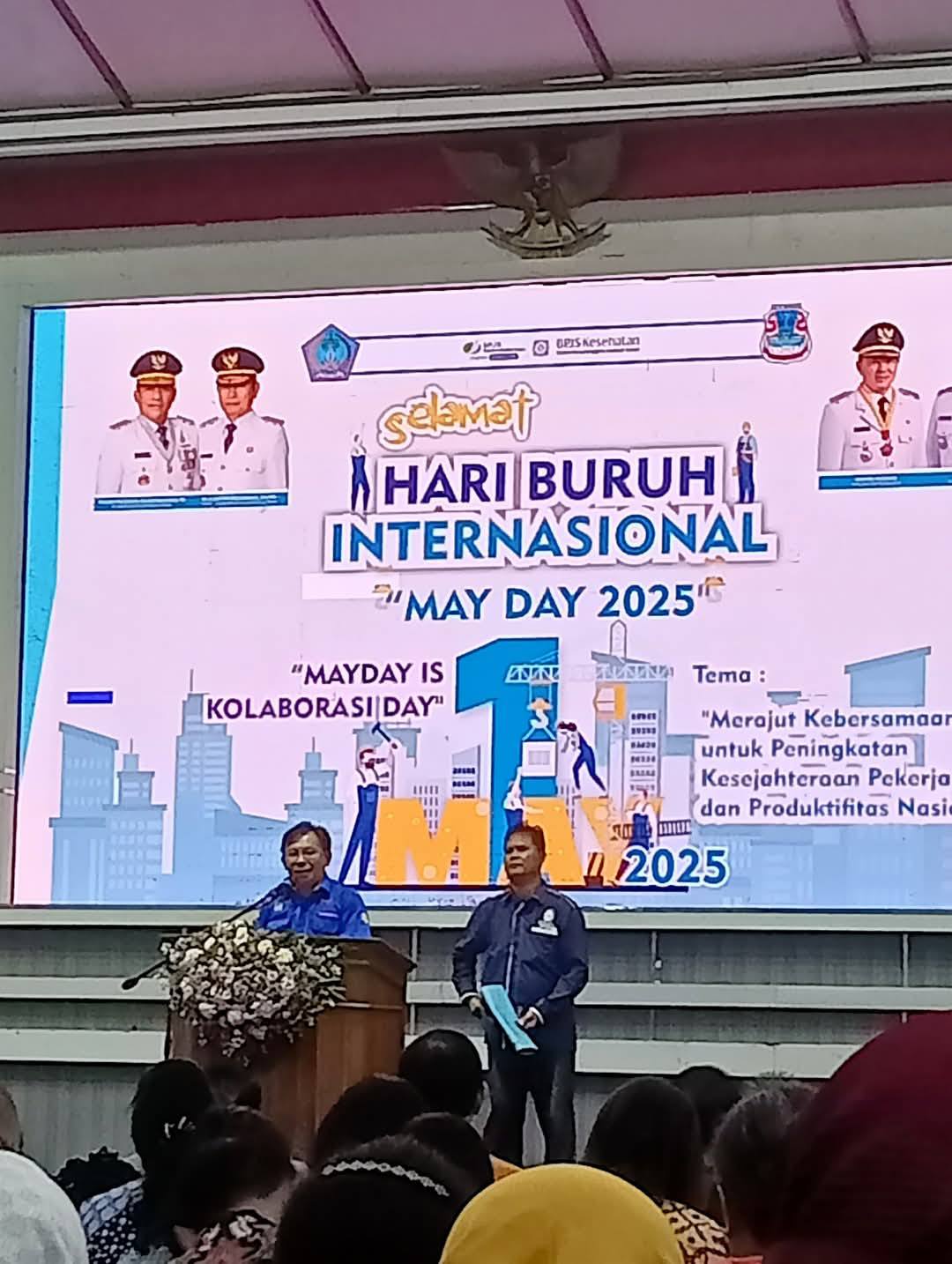 May day Aswin Lumintang dan Max Bawotong saat melakukan orasi menyampaikan tuntutan buruh Sulawesi Utara