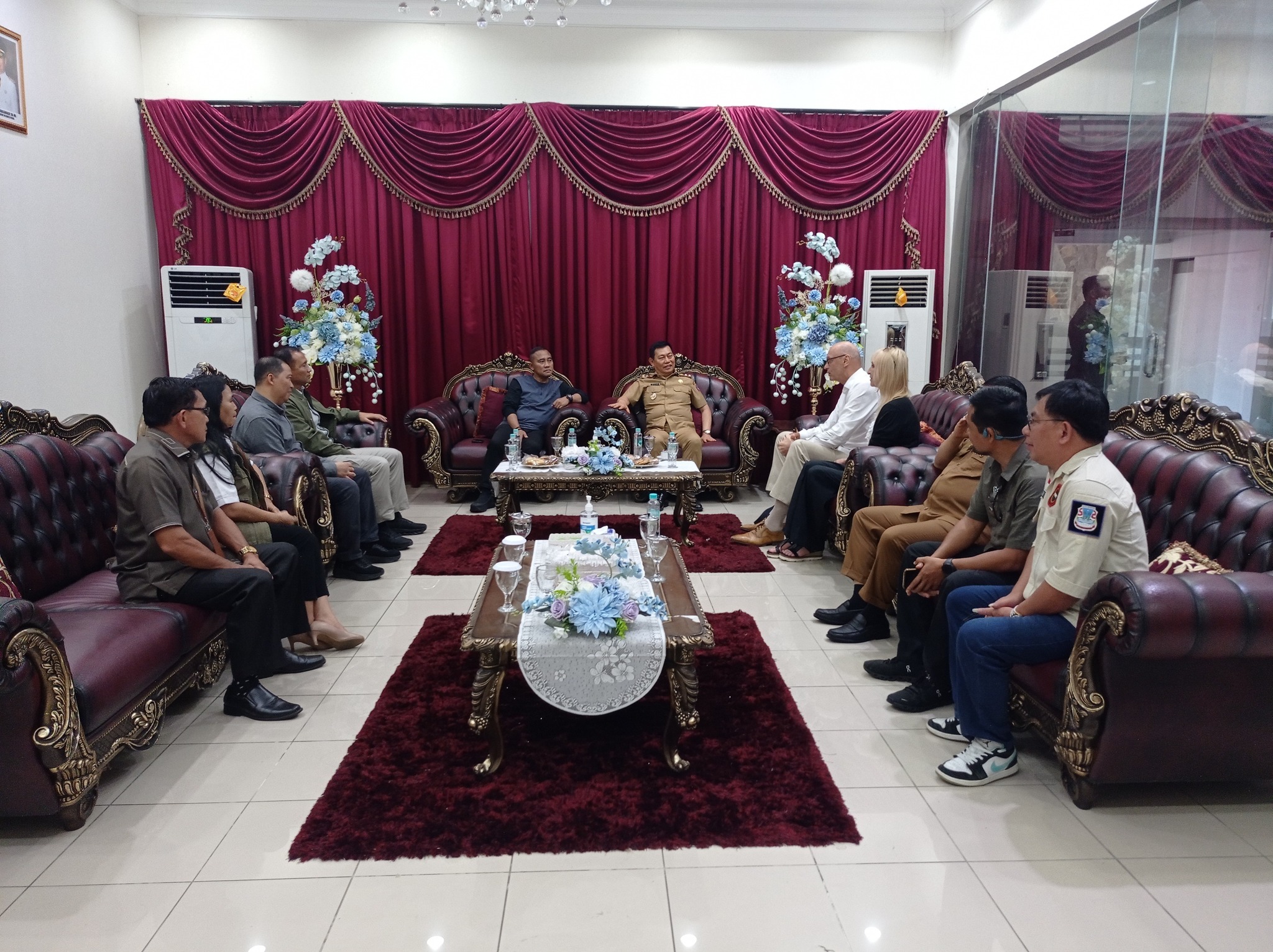 Kepala Badan Nasional Penanggulangan Terorisme (BNPT) Republik Indonesia, Komjen Pol Eddy Hartono, SIK, MH, Senin (23/06/2025), pukul 14.00 Wita tiba di VVIP Bandara Sam Ratulangi Manado disambut Wakil Gubernur Sulut, Dr Johanes Victor Mailangkay bersama Assisten I Setprov Sulut, Denny Mangala.