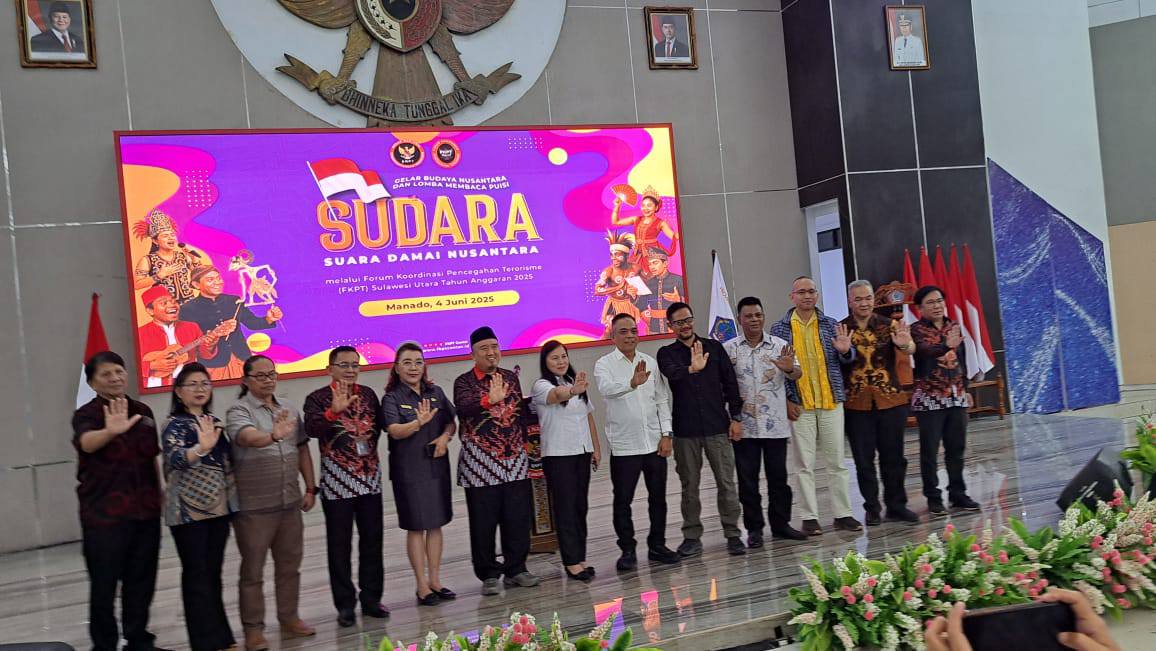 Bidang Pemuda Direktur Pencegahan BNPT, Prof Dr Irfan Idris, MA saat foto bersama pengurus FKPT Sulut dan undangan lainnya