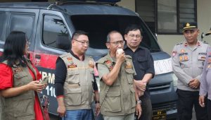 Gaya khas kampanye anti Sajam, Panah Wayer dan Tarkam yang dilakukan oleh Kelompok Sadar Keamanan dan Ketertiban Masyarakat (Pokdar Kamtibmas) Bhayangkara Sulawesi Utara, melalui ‘’Plakat Pengumuman’’ yang disampaikan lewat pengeras suara di mobil yang masuk keluar lorong dan melintasi beberapa jalan di Kota Manado menarik perhatian warga Ibu Kota Sulawesi Utara.
