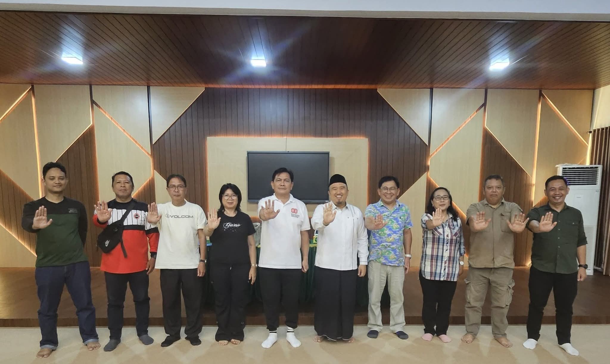 Pengurus FKPT Sulut dan Enumerator foto bersama setelah pertemuan
