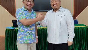 Kabid Media, Hukum dan Humas FKPT Sulut, Aswin Lumintang, S.Sos dan Kabid Penelitian FKPT Sulut, Prof Dr Ahmad Rajafi