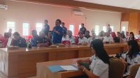 Ketua FSP PPMI SPSI Sulut, Aswin Lumintang saat bertanya di Diskusi Ketenagakerjaan