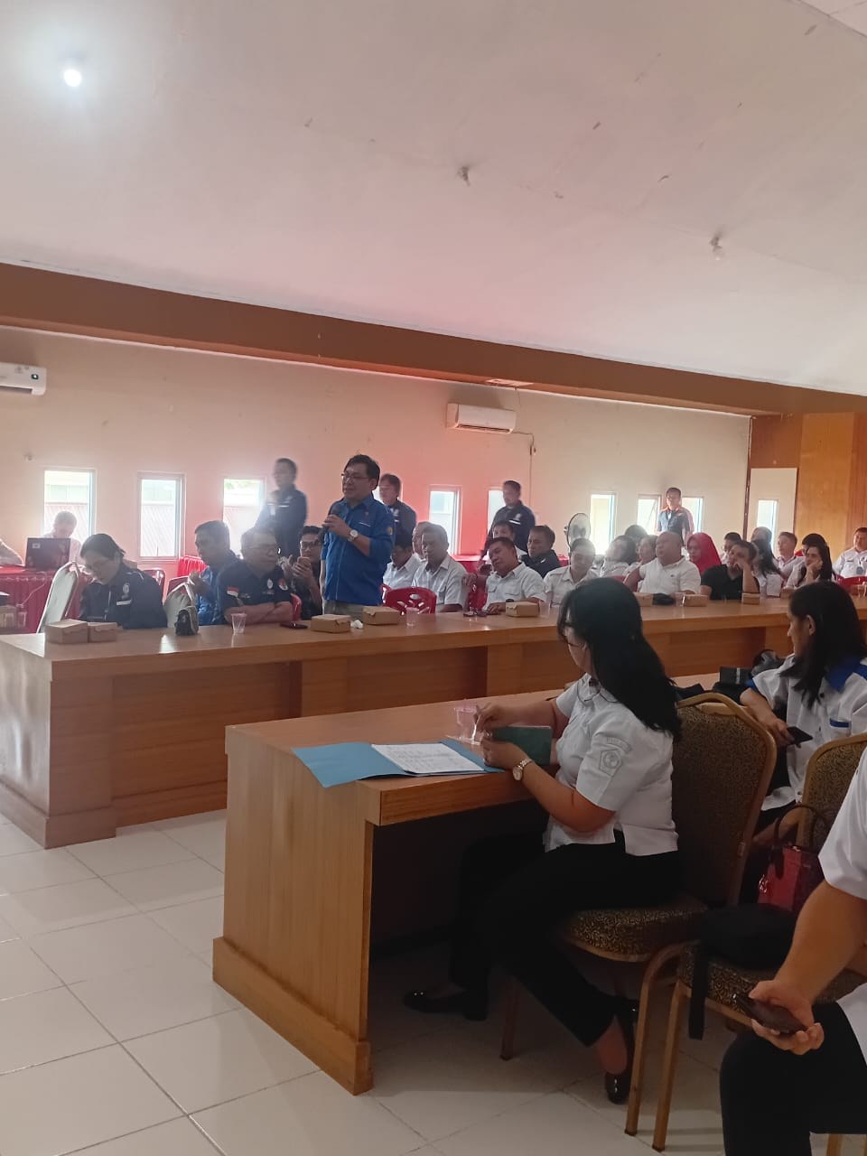 Aswin Buruh1 Ketua FSP PPMI SPSI Sulut, Aswin Lumintang saat bertanya di Diskusi Ketenagakerjaan