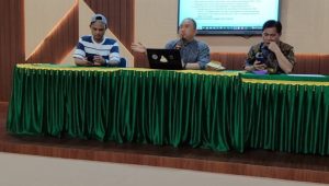 Peneliti Survei Indeks Risiko Terorisme (ITR) BNPT, Prof Dr Ahmad Rajafi, M.HI bersama Asisten Peneliti, Johnny Alexander Suak, SE MSi saat melakukan Coaching dengan para enumerator.