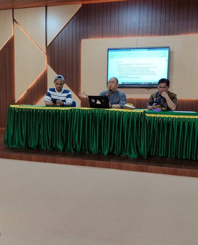 Enum2 Peneliti Prof Dr Ahmad Rajafi, M.HI dan Asisten Peneliti, Johnny Alexander Suak, SE, MSi sedang memberikan arahan kepada enumerator
