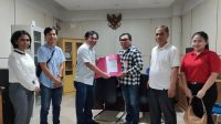 Ketua PD FSP PPMI SPSI Sulut, Aswin D Lumintang, S.Sos menyerahkan berkas kelengkapan organisasi ke Kadis Ketenagakerjaan Kota Manado, Fadly Kasim, SH didampingi Kabid HI Dinas Ketenagakerjaan, Jumat, 14 November 2025