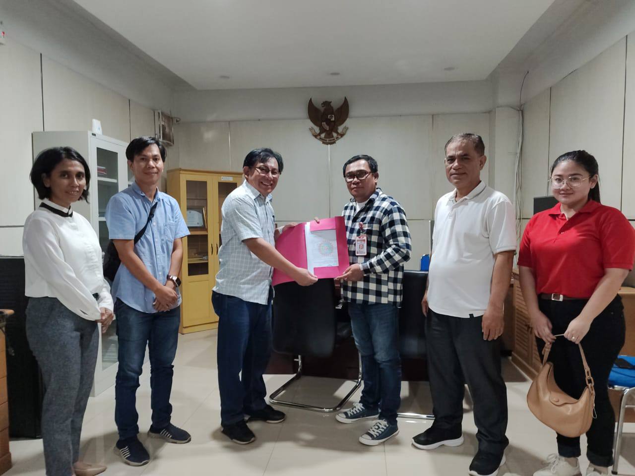 Ketua PD FSP PPMI SPSI Sulut, Aswin D Lumintang, S.Sos menyerahkan berkas kelengkapan organisasi ke Kadis Ketenagakerjaan Kota Manado, Fadly Kasim, SH didampingi Kabid HI Dinas Ketenagakerjaan, Jumat, 14 November 2025