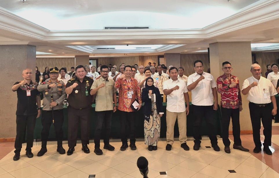 Densus 88 Badan Kesatuan Bangsa dan Politik (Kesbangpol) menggelar sosialisasi meningkatkan peran aktif masyarakat dalam pengawasan aliran kepercayaan dan keagamaan (Pakem) serta pencegahan paham intoleransi, radikalisme, ekstrimisme dan terorisme (IRET) demi menjaga kerukunan di Kota Manado yang diadakan di Hotel Grandpuri, Kamis (20/11/25).