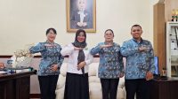 Kepala Kemenag Kota Manado, Hj Rogaya Udin, M.Pd bersama Ketua FKPT Manado, Meiske Conny Lantu, SE dan dua personel FKPT Manado lainnya