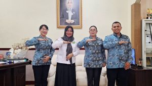 Kepala Kemenag Kota Manado, Hj Rogaya Udin, M.Pd bersama Ketua FKPT Manado, Meiske Conny Lantu, SE dan dua personel FKPT Manado lainnya