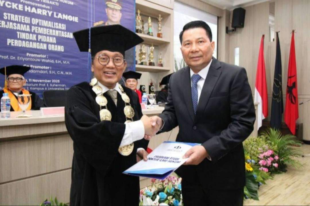 Kapolda Sulut, Irjen Pol Roycke Harry Langie Raih Gelar Doktor Ilmu Hukum dengan predikat Cumlaude di Universitas Trisakti Jakarta
