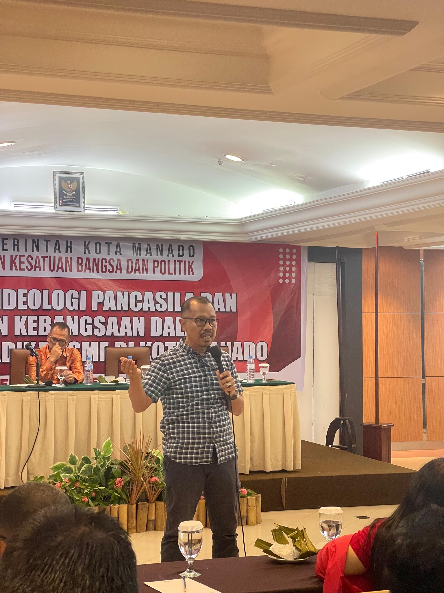 Iptu Ronny Nongka, SH selaku Katim Identifikasi dan Sosialisasi Satgaswil Sulut Densus 88 AT Polri menjadi Nara sumber