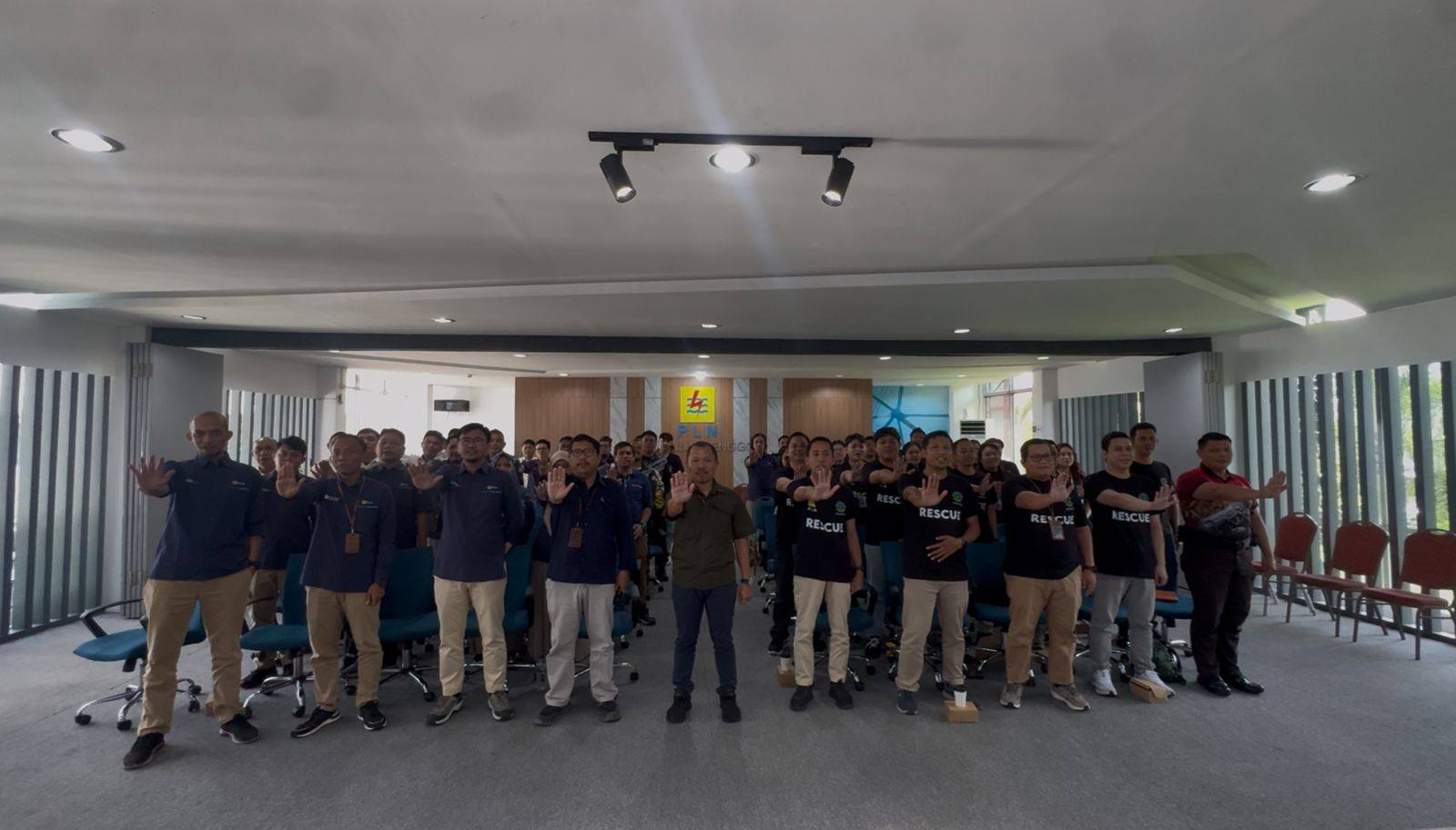 Katim Identifikasi dan Pencegahan Satgaswil Sulut Densus 88 AT Polri, Iptu Elsronny Nongka SH, beserta Tim Satgaswil Sulut saat melakukan sosialisasi anti paham radikalisme di PLN Suluttenggo