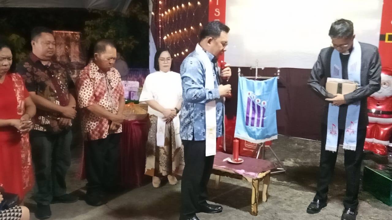 Pnt Aswin Lumintang bersama Tim PDP Kolom 2 saat mendoakan Khadim Pdt Jonly Tumerlap, S.Teol