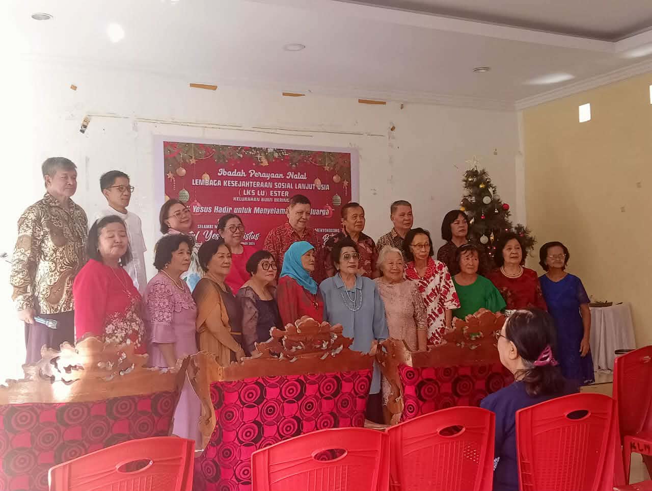 Ibadah menyambut Natal diadakan oleh Lembaga Kesejahteraan Sosial  Lanjut Usia (LKS LU) Ester Kelurahan Bumi Beringin, bertempat di ‘’Serba Guna’’ Lingkungan I Bumi Beringin.