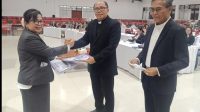 Sinode RESMI KETUA - Pdt Dr Adolf Katuuk Wenas, M.Th saat menerima Surat Keputusan (SK) sebagai Ketua BPMS GMIM Periode 2022-2027