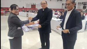 RESMI KETUA - Pdt Dr Adolf Katuuk Wenas, M.Th saat menerima Surat Keputusan (SK) sebagai Ketua BPMS GMIM Periode 2022-2027