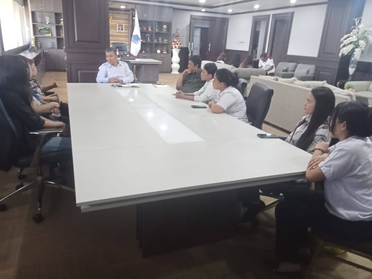 Amadeus PPMI KANTOR GUBERNUR - Sebagian ABK Amadeus saat mengeluhkan gaji mereka belum dibayar Pengelola melalui Stafsus Gubernur, Tommy Sampelan di Lantai 6, Kantor Gubernur