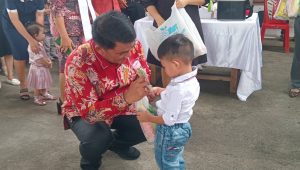 ENGKU BERI MAWAR - Engku Yulius Selvanus memberikan Bunga Mawar ke ASM, Jonathan Ponina.