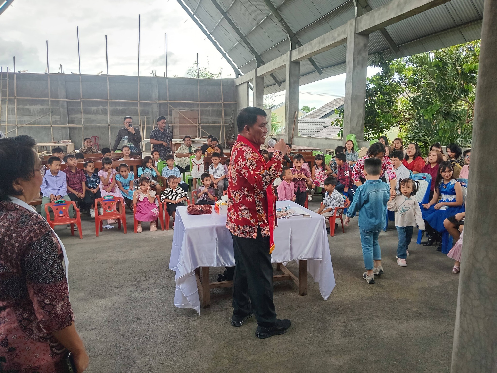 Gubernur Yulius Selvanus GUBERNUR MENGAJAR -Gubernur Sulut, Mayjen TNI (Purn) Yulius Selvanus saat menjadi Guru Anak Sekolah Minggu di Jemaat GMIM Eben Haezer Bumi Beringin