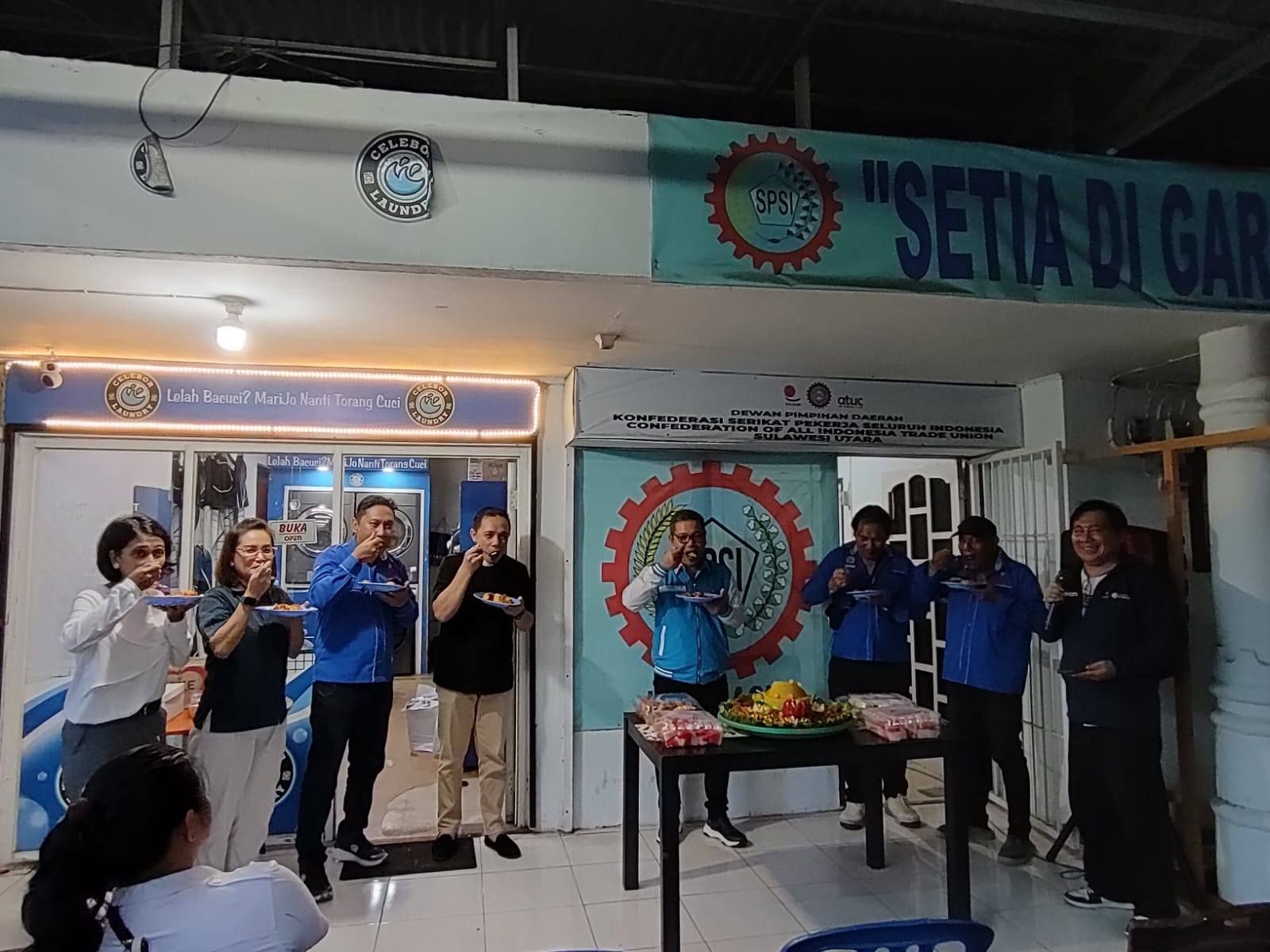 Ultah KSPSI AGN Ketua DPD KSPSI AGN Sulut, Tommy Sampelan saat membagikan tumpeng kepada beberapa pengurus