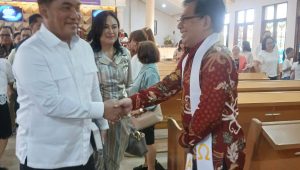 SALAMAN - Gubernur Sulut, Mayjen TNI (Purn), Yulius Selvanus, SE seusai beribadah di Jemaat GMIM Eben Haezer Bumi Beringin menyalami Pnt Aswin Lumintang, satu di antara Pelsus di gereja tersebut