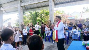 GURU SEKOLAH MINGGU - Engku Yulius Selvanus saat melayani membawakan Firman Tuhan kepada Anak Sekolah Minggu di Jemaat GMIM Eben Haezer Bumi Beringin