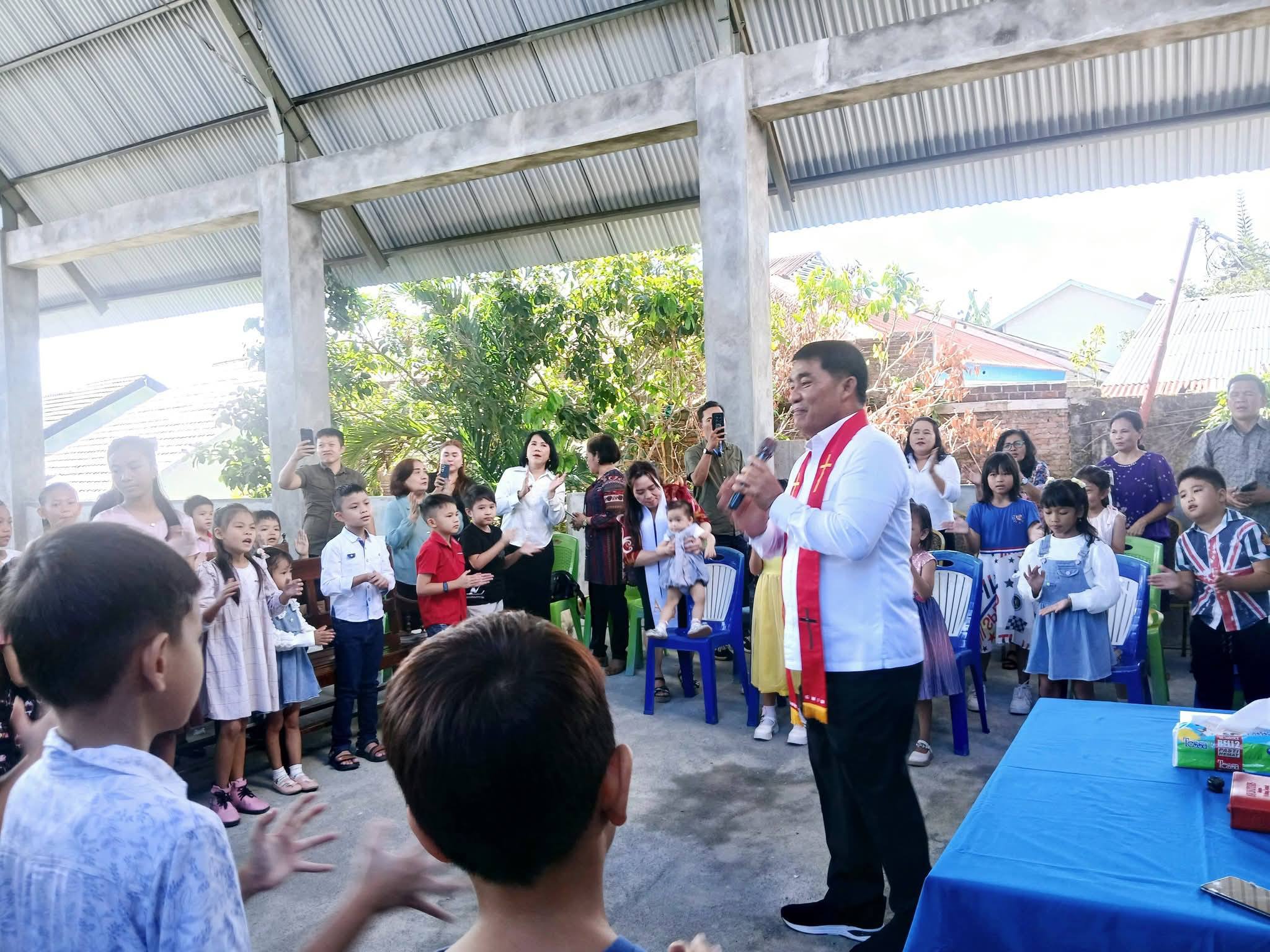 GSM Bumber GURU SEKOLAH MINGGU - Engku Yulius Selvanus saat melayani membawakan Firman Tuhan kepada Anak Sekolah Minggu di Jemaat GMIM Eben Haezer Bumi Beringin