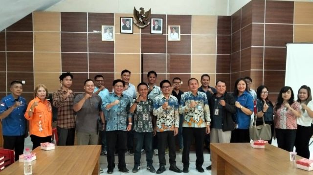 PANITIA MAY DAY -Foto bersama Panitia May Day 2026 dengan Kadis Nakertrans Sulut, Dr Noldy Z Salindeho, seusai rapat, Kamis, 16 April 2026