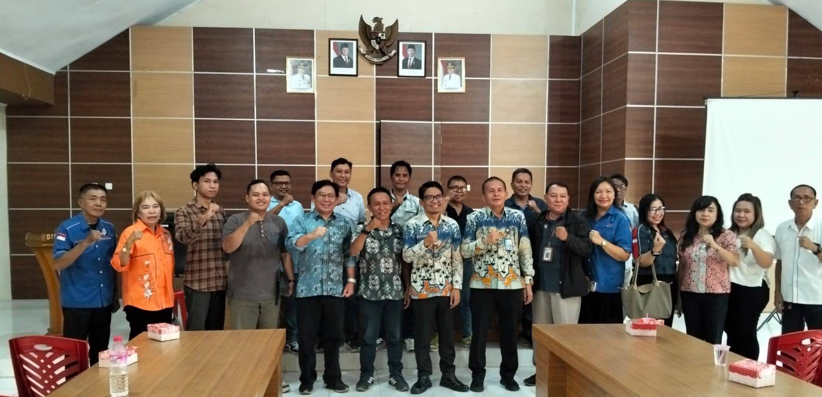 PANITIA MAY DAY -Foto bersama Panitia May Day 2026 dengan Kadis Nakertrans Sulut, Dr Noldy Z Salindeho, seusai rapat, Kamis, 16 April 2026