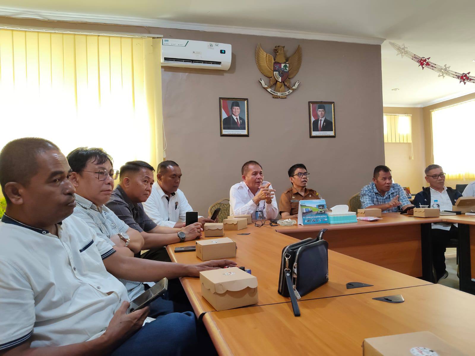 Rapat Panitia Hari Buruh di Sulut, diadakan di Ruang Kerja Kadisnakertrans Sulut,, Senin (13/4/2026)
