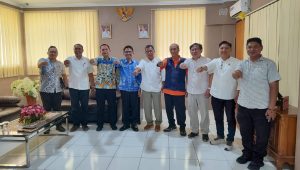 PERTEMUAN - Lima Konfederasi Serikat Buruh/Pekerja menggelar pertemuan di Kantor Disnakertrans Sulut, Kamis, 9 April 2026