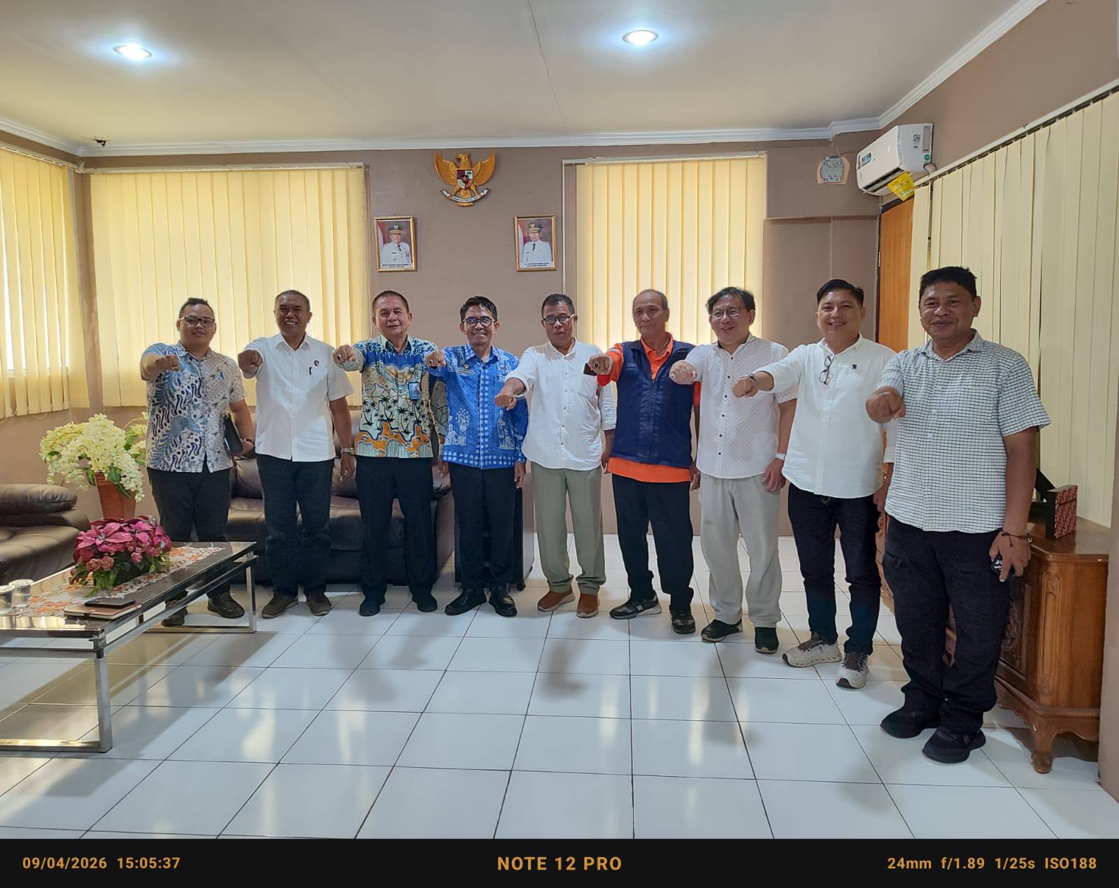 PERTEMUAN - Lima Konfederasi Serikat Buruh/Pekerja menggelar pertemuan di Kantor Disnakertrans Sulut, Kamis, 9 April 2026