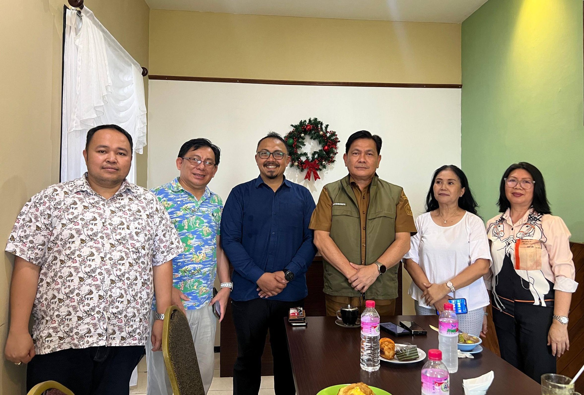 RAPAT KOORDINASI RAPAT KOORDINASI - FKPT Sulut dan FKDM Sulut, BIN dan tokoh masyarakat daerah ini menggelar rapat koordinasi terkait menjaga keamanan dan menyukseskan Paskah Nasional di Sulawesi Utara.