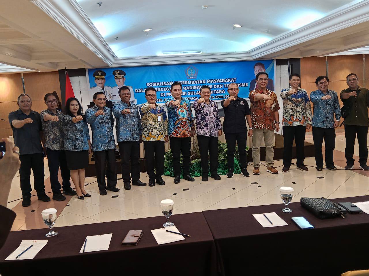 Pengurus FKPT Sulut foto bersama Plt Sekprov Sulut, Dr Denny Mangala dan pemateri