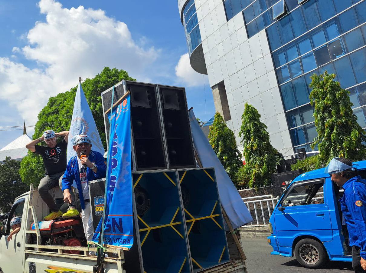 DEMO DAMAI DEMO DAMAI - KSPSI AGN saat melakukan demo damai di May Day Sulut 2026 di Taman Kesatuan Bangsa Manado