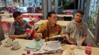 PEMILIK LAHAN - Abraham Mambu bersama dua ahli waris tanah di Kelurahan Rinegetan, Tondano, Roy Mambu dan Jack Mambu