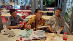 PEMILIK LAHAN - Abraham Mambu bersama dua ahli waris tanah di Kelurahan Rinegetan, Tondano, Roy Mambu dan Jack Mambu