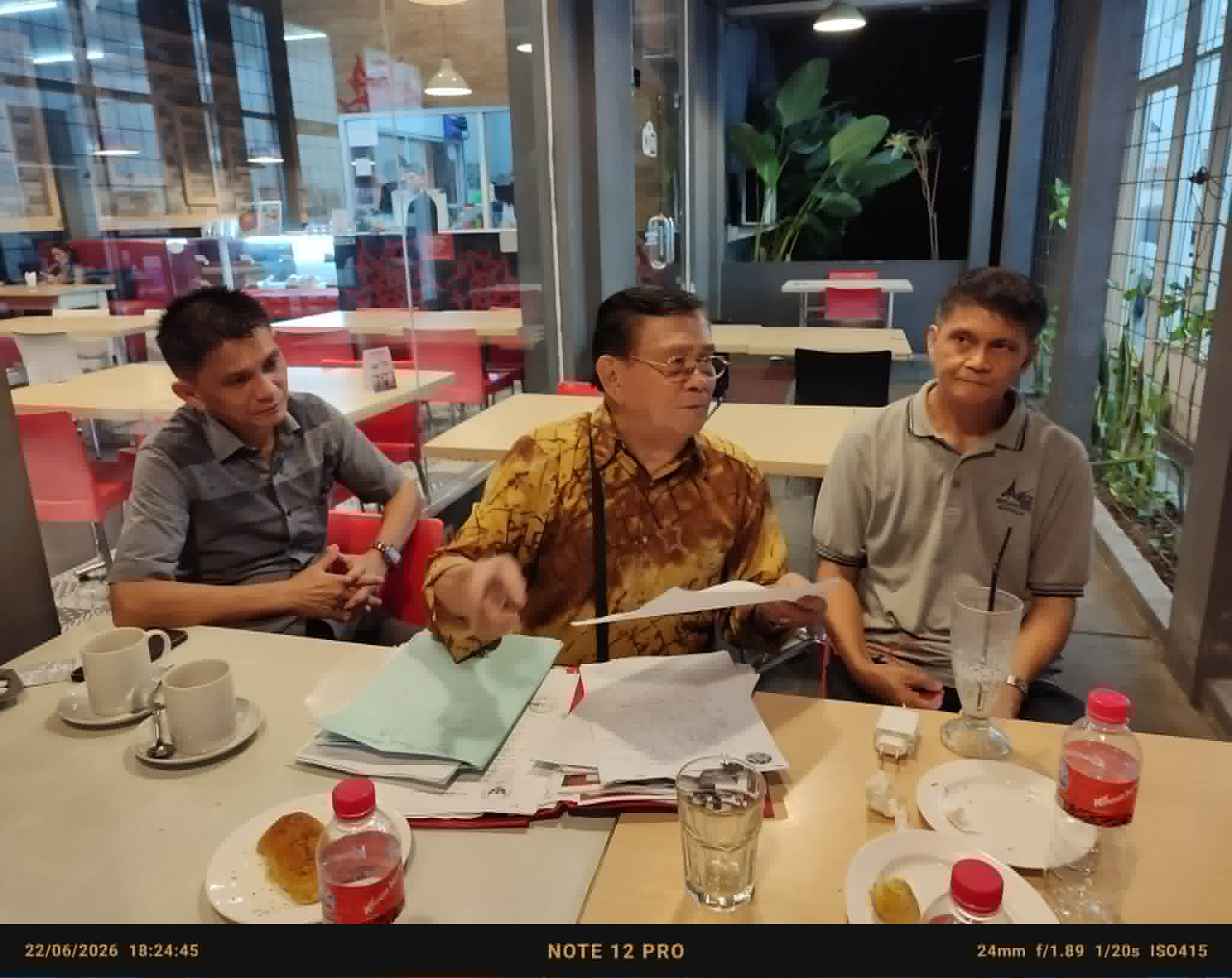 PEMILIK LAHAN - Abraham Mambu bersama dua ahli waris tanah di Kelurahan Rinegetan, Tondano, Roy Mambu dan Jack Mambu