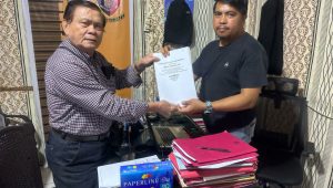 Abraham Mambu, saat melaporkan kasus dugaan penyerobotan tanah di Polres Minahasa